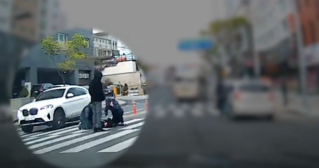 "살려 주셔서 감사합니다."횡단보도에서 의식 잃은 시민, 출근길에 심폐소생술 한 경찰관의 손길로 살아났다.