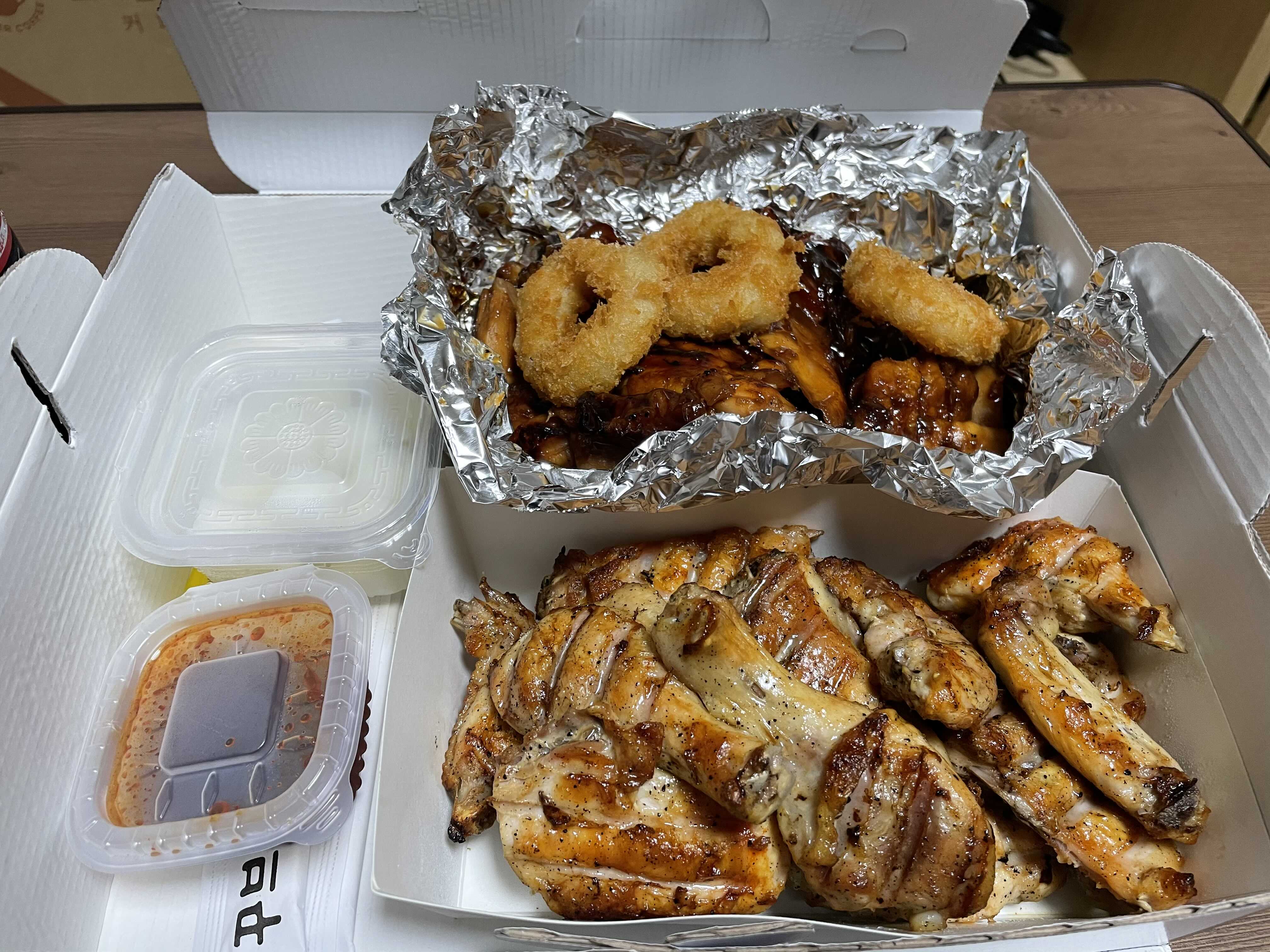 꾸브라꼬숯불두마리치킨 이미지
