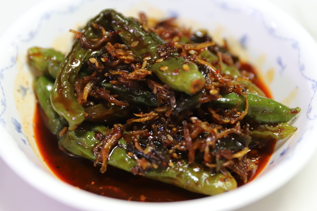 꽈리고추 멸치볶음 완성되어 접시에 담긴 모습2