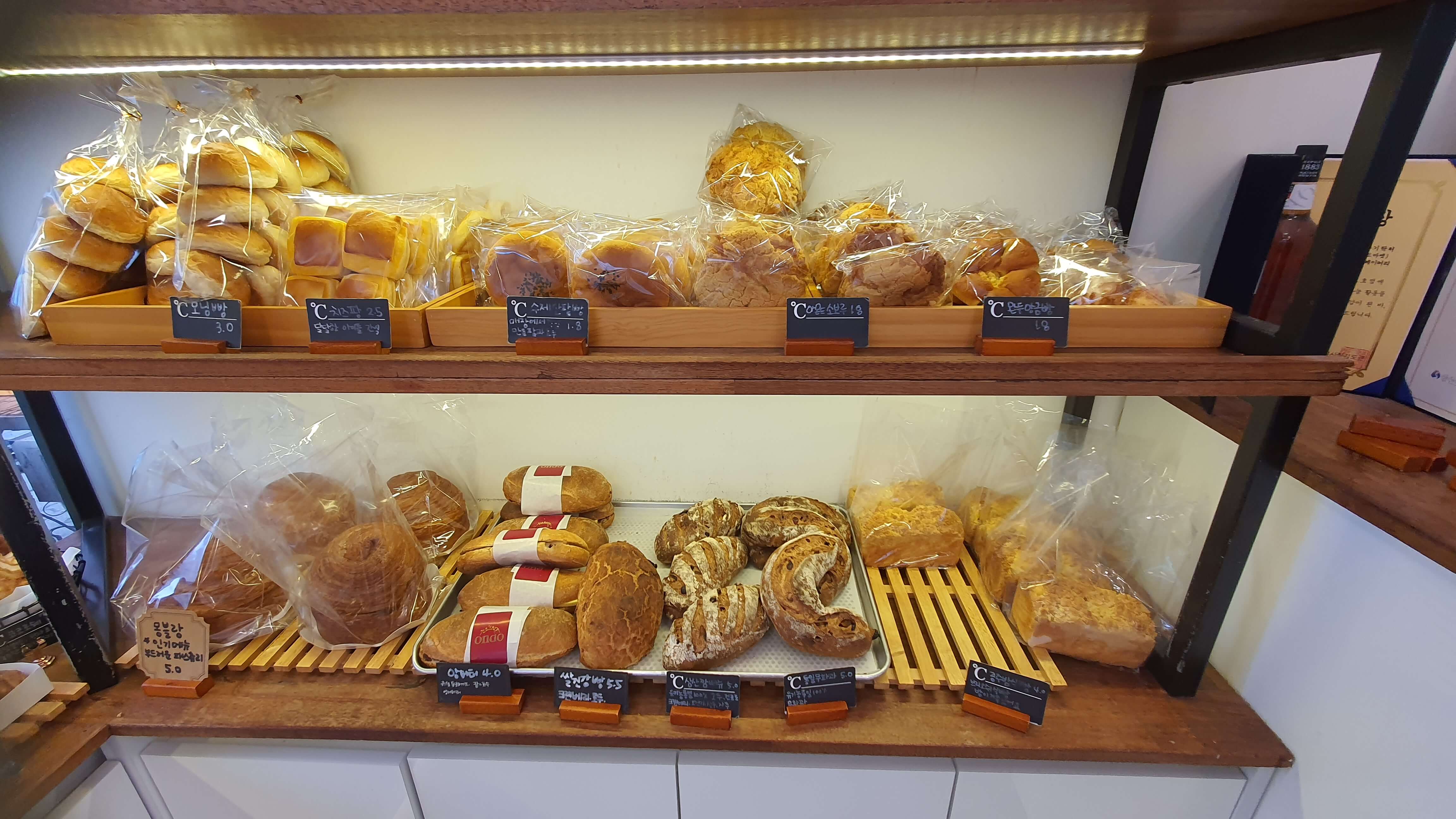 온도 베이커리 진열대-맛있는 빵들