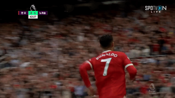  (EPL) 호날두, 맨유 복귀전 멀티골 + 세레머니.gif