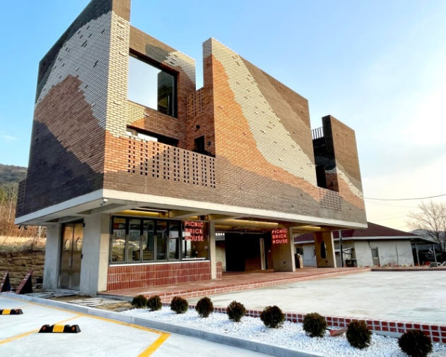 피크닉브릭하우스 이미지