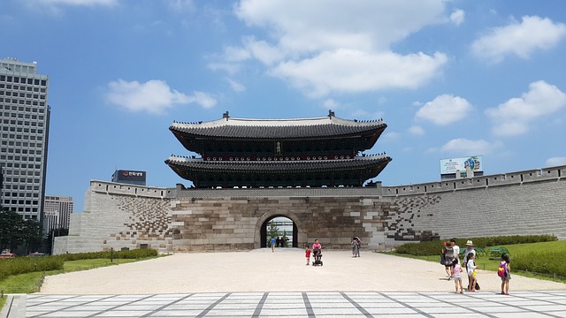 맑은 봄날 남대문을 서울역 방향에서 바라본 모습이다.