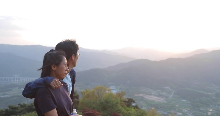 구례-귀촌부부가-노을을-보고있다