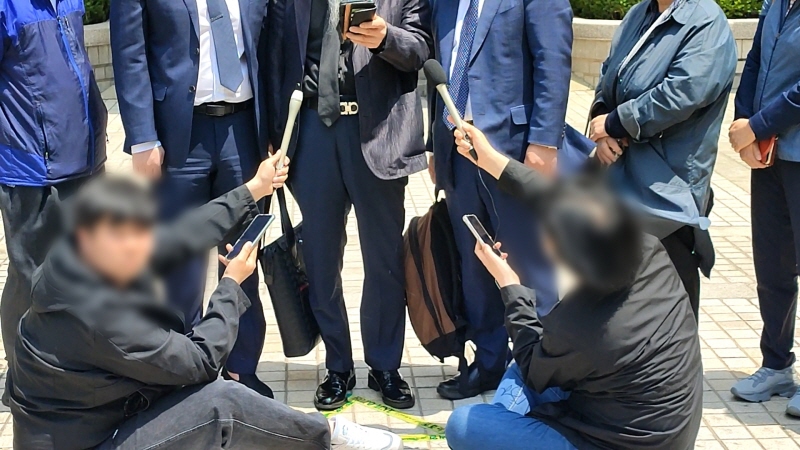  바람이 많이 불 때 사용하는 마이크