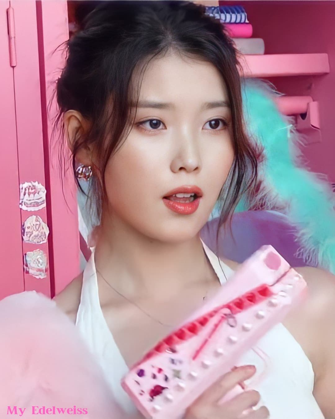  핑크핑크 아이유 시즌 그리팅 2022년 사진