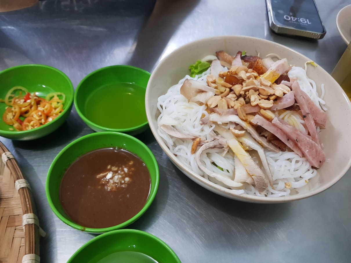 호치민 빈탄군 로컬 맛집 베트남 중부 음식 전문점 Quan Hue O Man - Bun Mam Nem(Bun Thit Heo Quay)