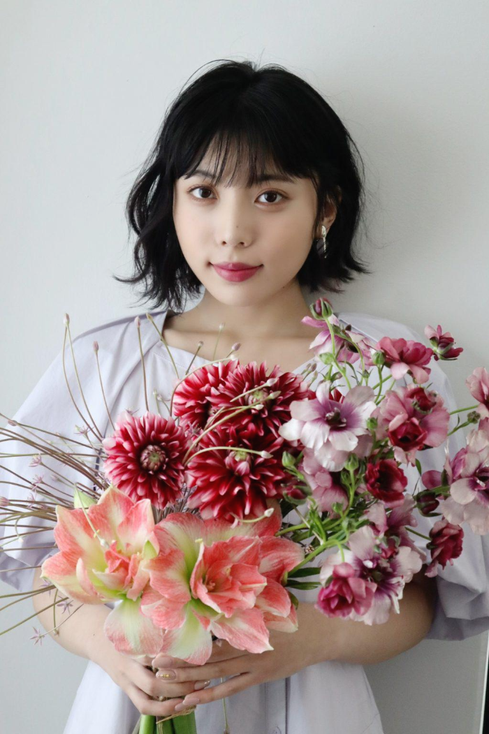 꽃을 든 야스이 카오루 사진