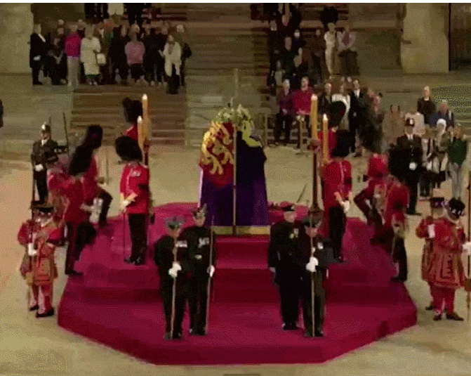 영국 여왕 관 앞에서 무너진 왕실 가드의 기절 순간 VIDEO: Shocking moment archer faints while guarding Queen Elizabeth&#39;s coffin