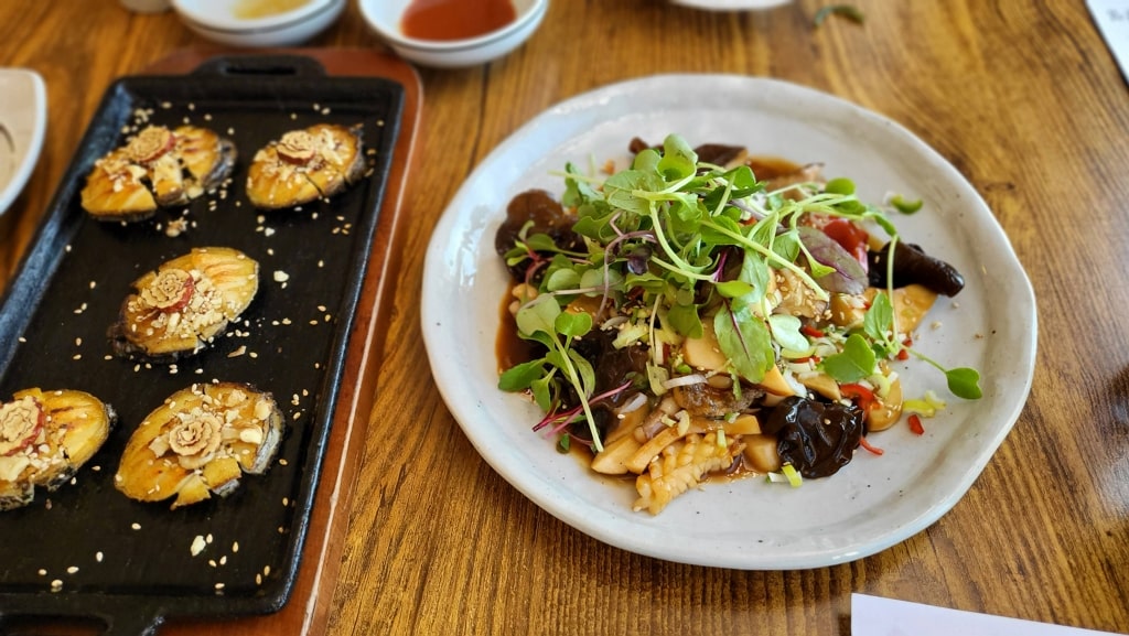 여수 전통 김치 반찬 세트 상차림, 열무김치, 갓김치, 파김치, 백김치 등 여수맛집에서만 맛볼 수 있는 특별한 김치 모음과 전복구이