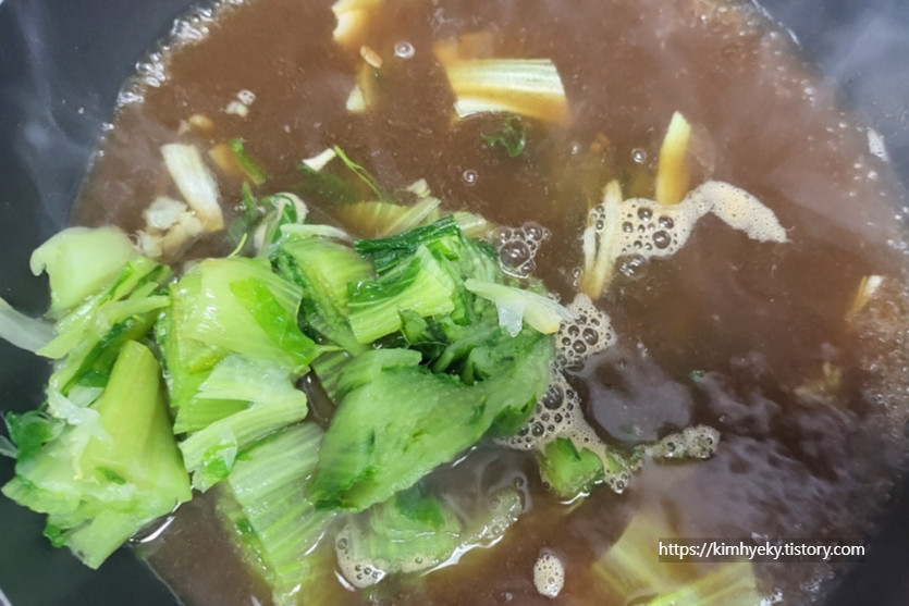 냄비에 멸치 육수를 끓이고
된장을 체에 걸러
풀어 줍니다.