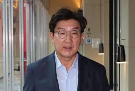 인물8
