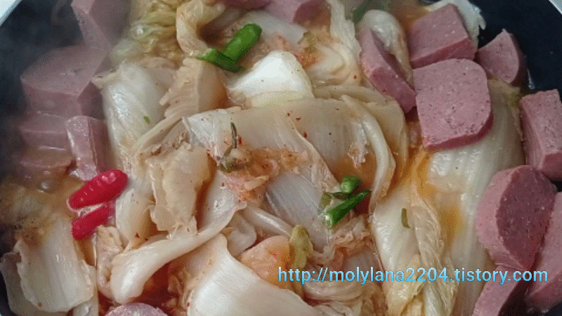  하얗게 되어버린 김치는 스팸과 함께 김치찜으로!