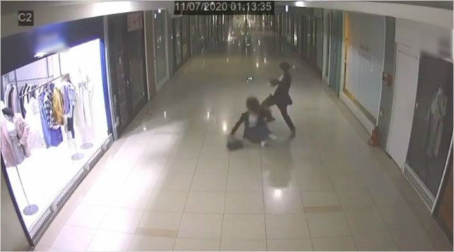  부산지하상가 여성 폭행사건 데이트폭력 결론 폰안보여준다고 때렸 지하상가폭행cctv