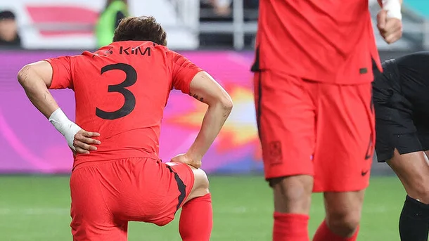 국가대표 김진수 선수가 허리 부상 통증으로 허리를 붙잡고 경기장에 주저 앉아있다.
