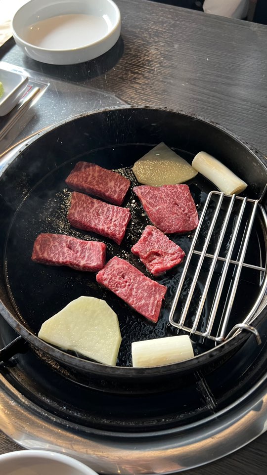 불판에 살치살을 굽고있다