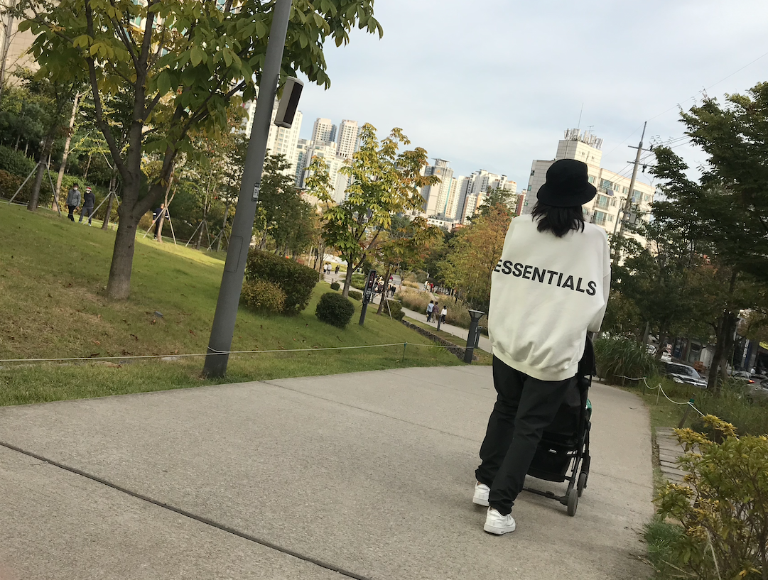  피오갓 에센셜 ( FEAR OF GOD ESSENTIALS ) 맨투맨 , 나일론 팬츠 - 설득성공 마누라 이제 같이 입자 ( FEAT. 스투시 버킷햇 )