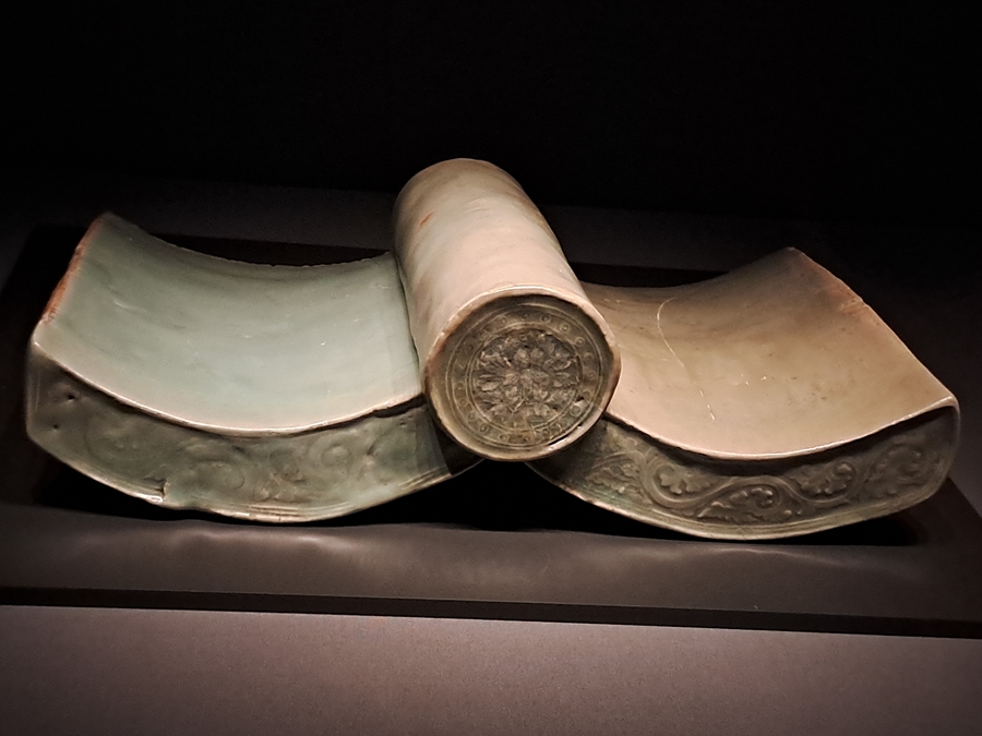 고려12세기-청자양각-모란당초문-기와