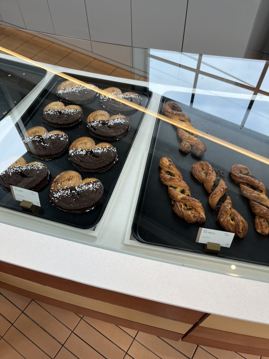 문래동에 있는 힙 카페, 커피보다 빵이 더 맛있다! 폰트 가게 7