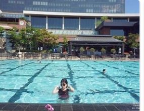 호텔-수영장에서-수영을 즐기고 -있는-사진