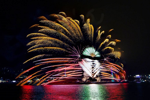 여수밤바다 불꽃축제에서 불꽃이 터지는 사진
