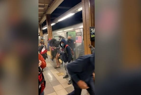 아비규환 뉴욕 브루클린 지하철역...괴한의 총 난사로 수십명 부상 VIDEO: Brooklyn shooting: Seventeen injured in New York City subway station