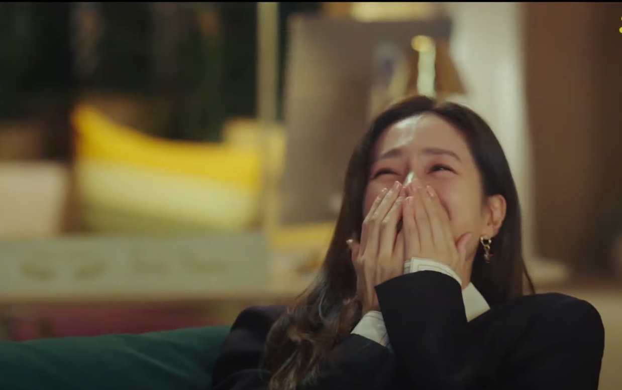 뭐가 재미있는지 입을 가리고 웃고있는 여주인공