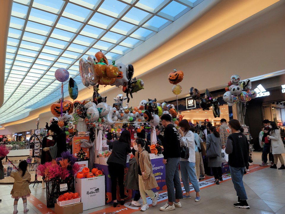  Trick or treat~ 할로윈 파티 시즌이네요. 파티용품인 코스튬이나 소품들을 준비할 때죠!