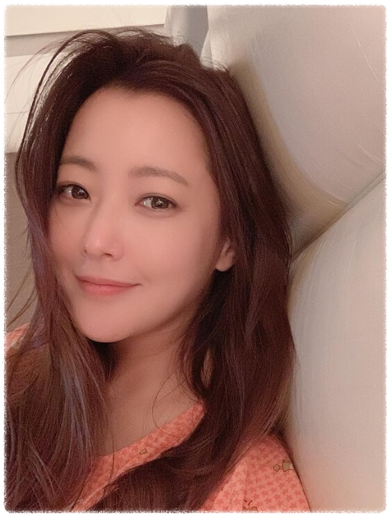 배우 김희선의 얼굴 사진. 살짝 웃고 있는 모습이 아름답다.
