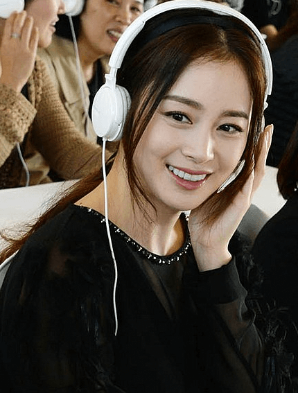 흰색 헤드셋을 쓰고 웃고 있는 한국 배우 김태희