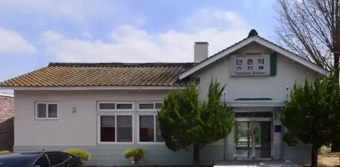 단촌역 쉼터 가게 전경