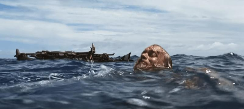 뗏목에 떨어져 망망대해로 가버리는 윌슨을 붙잡기 위해 바다로 뛰어들지만 결국 윌슨을 떠나보내야만 했던 척이 바닷물 위에서 허우적거리는 사진