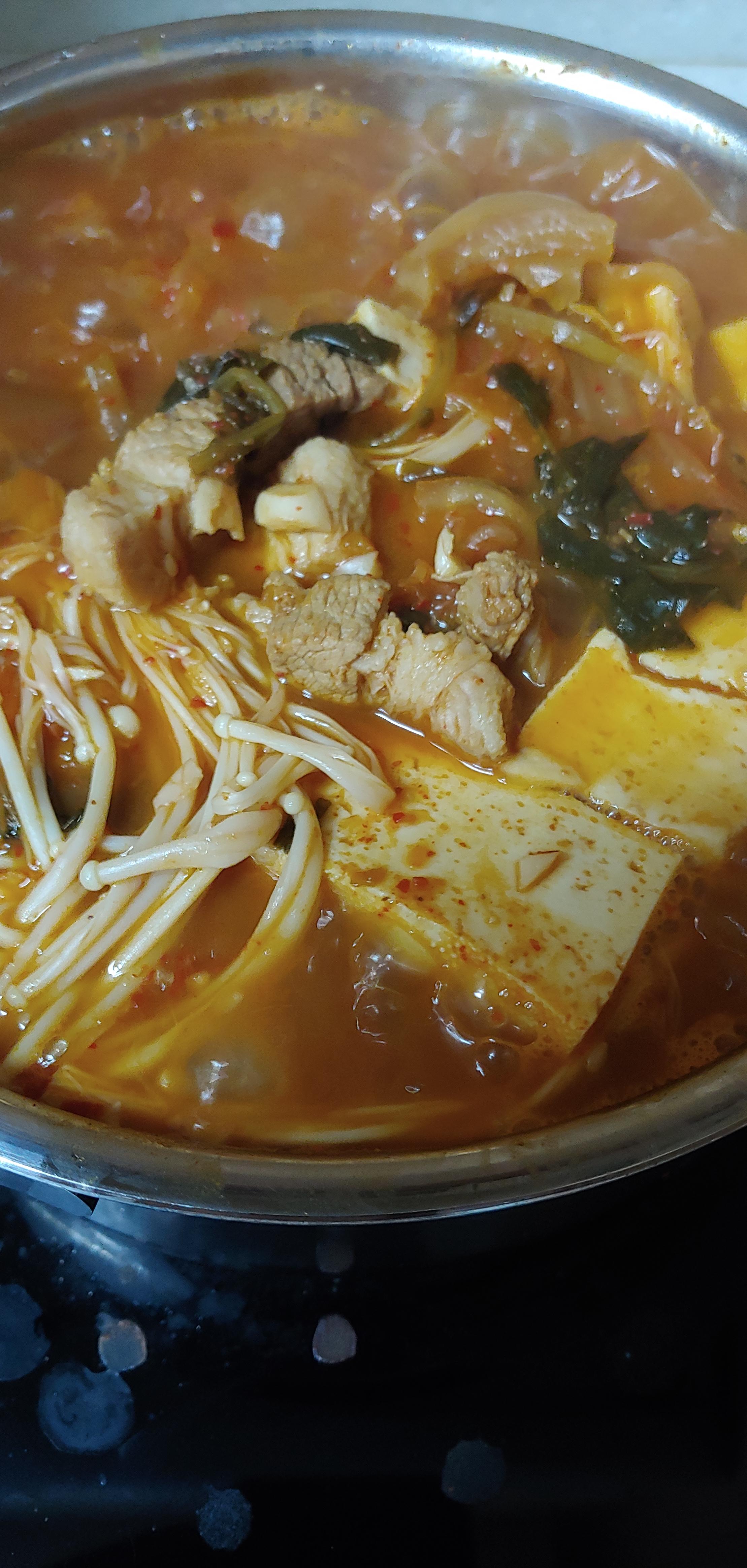  자취남의 한끼 때우기 (Feat. 돼지고기 김치찌개)