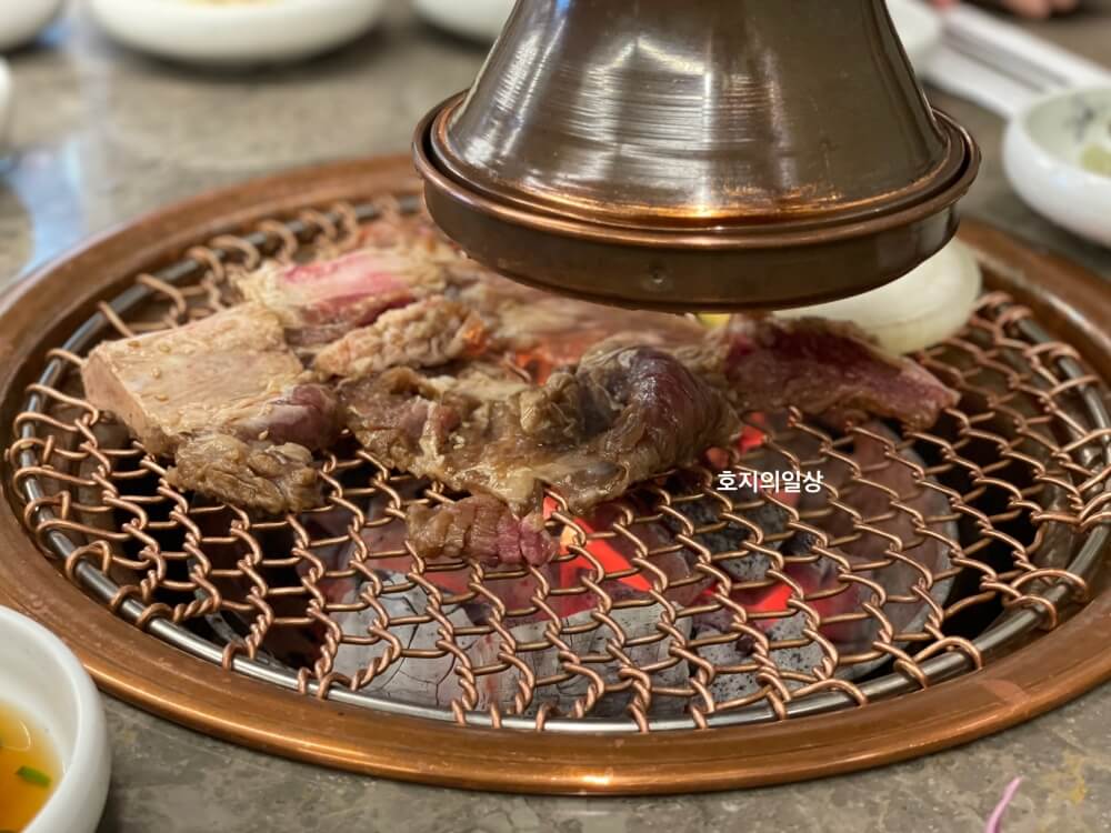 서울 강남 역삼 맛집 유미식당 - 불판위에 올린 소갈비