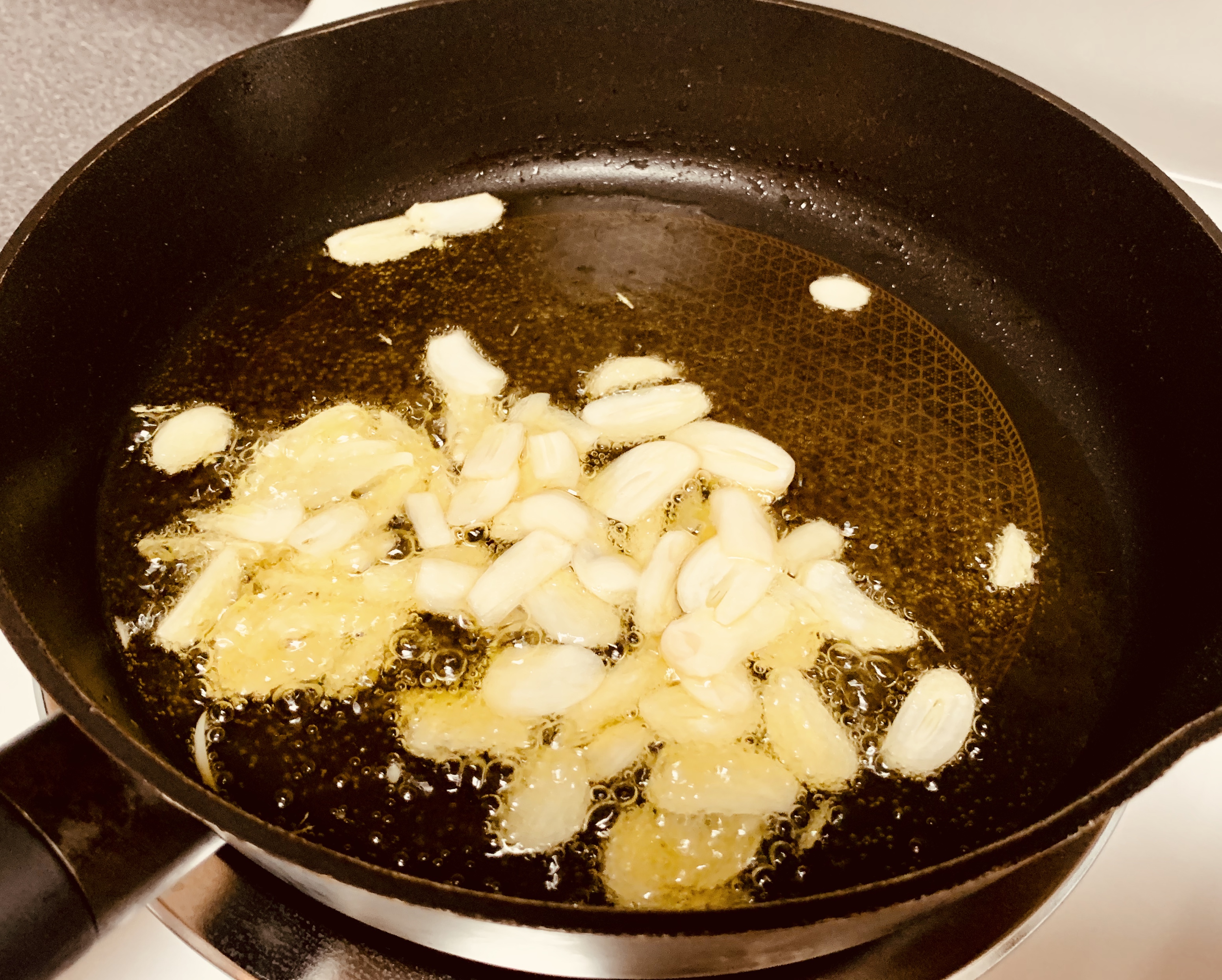 Pans-Oils-Garlics-Fried-Scene