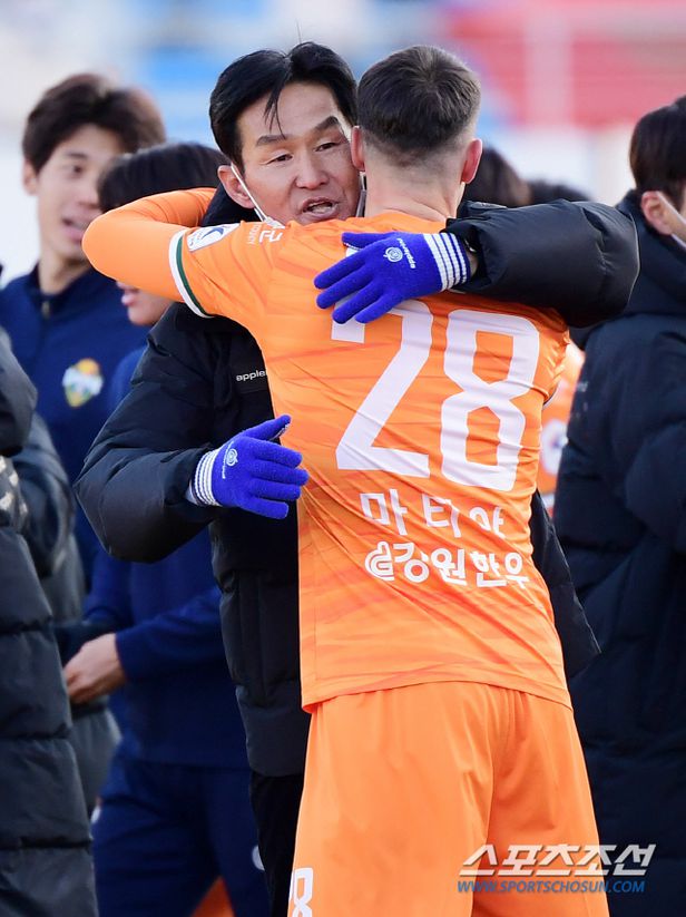  9척장신 감독에서 강원FC감독으로