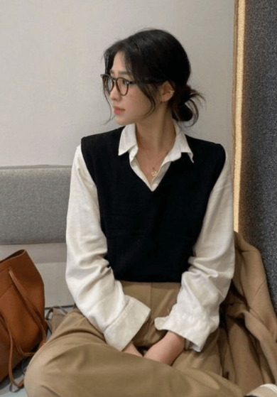 여자 화이트셔츠 + 검정 니트베스트 + 세미오버핏 브라운 슬랙스 코디
