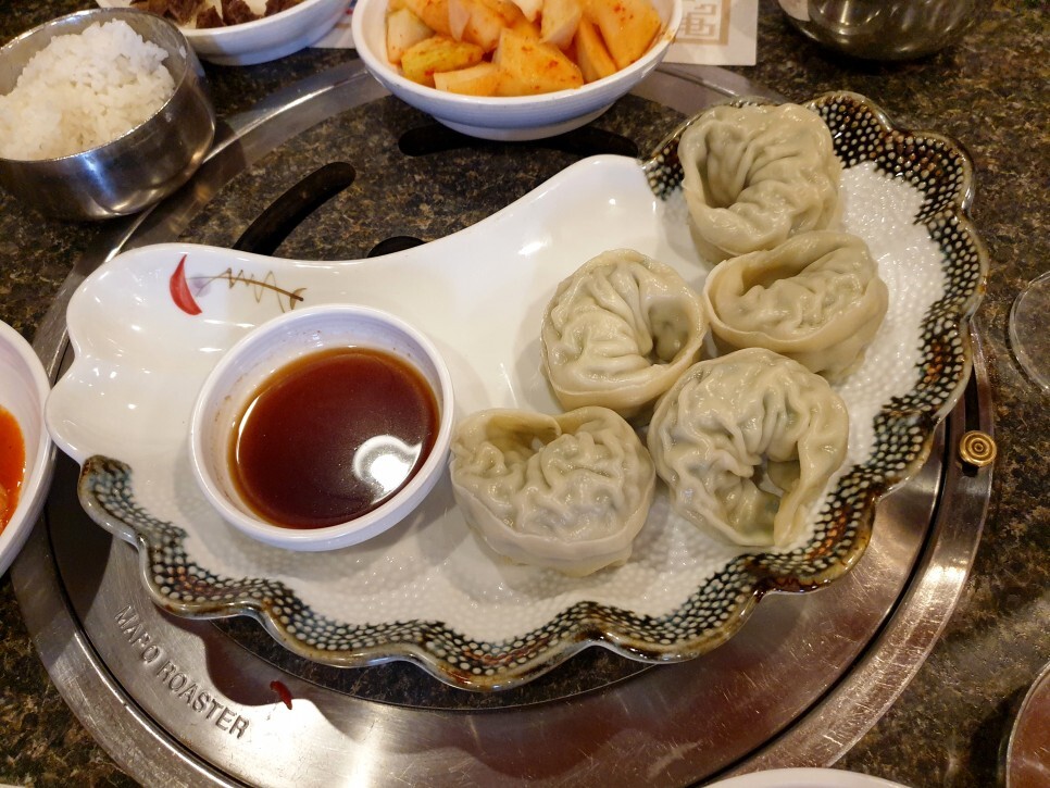 상주 맛집탐방 상주축협 명실상감한우 점심특선 상감한우탕, 육회비빔밥 후기 - 왕만두 (₩6,000) 상주 맛집탐방 상주축협 명실상감한우 점심특선 상감한우탕, 육회비빔밥 후기 - 왕만두 (₩6,000)