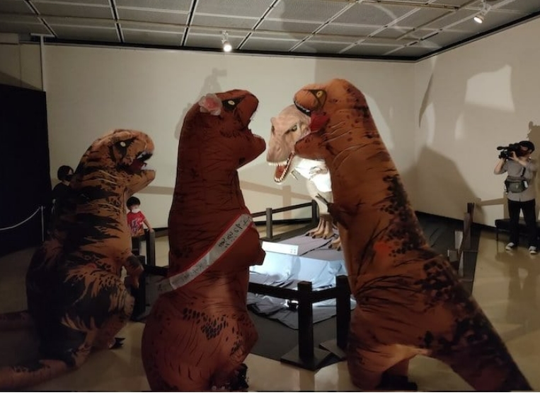 티라노사우루스 공룡전의 귀여운 &quot;공룡 퍼포먼스&quot; VIDEO: Japanese Museum Unleashes “Dinosaurs” in Celebration of New Tyrannosaurus Rex Exhibit