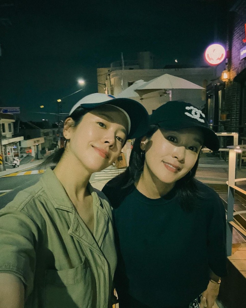  한지민, 친언니와 쌍둥이 비주얼...미소년 조카들까지 '붕어빵 가족'