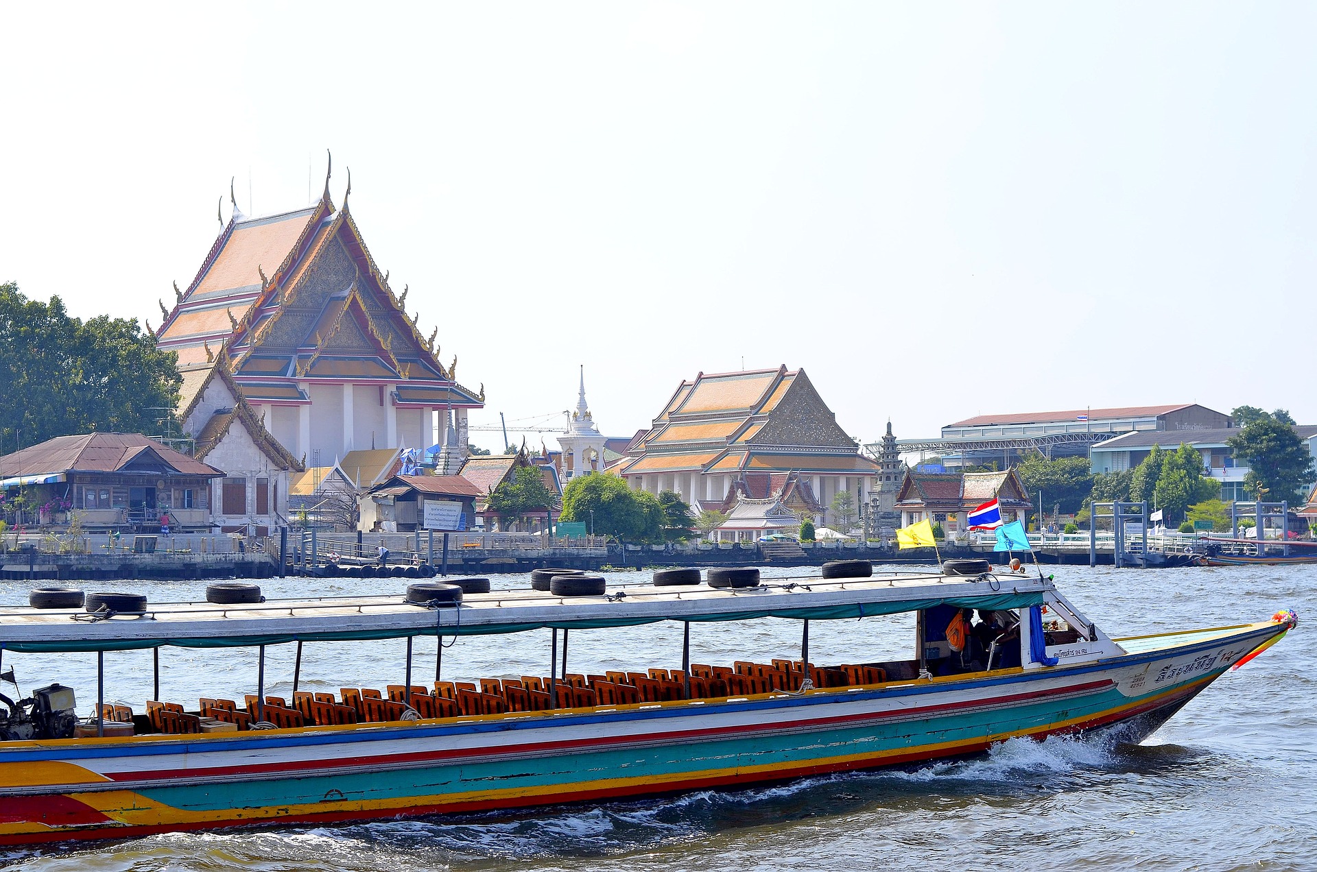 방콕 차오프라야 강에 떠있는 배