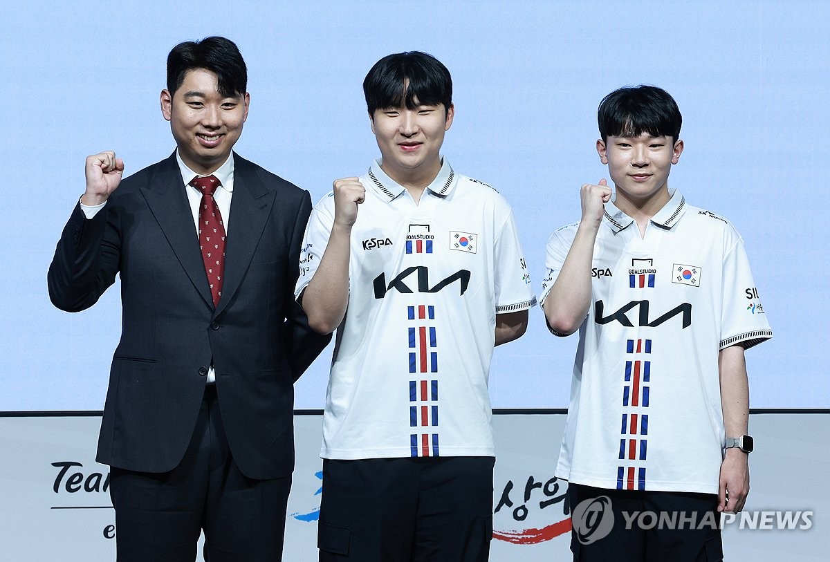 FC온라인 대표팀&#44; 신보석 감독&#44; 곽준혁&#44; 박기영 선수(출처: 연합뉴스)