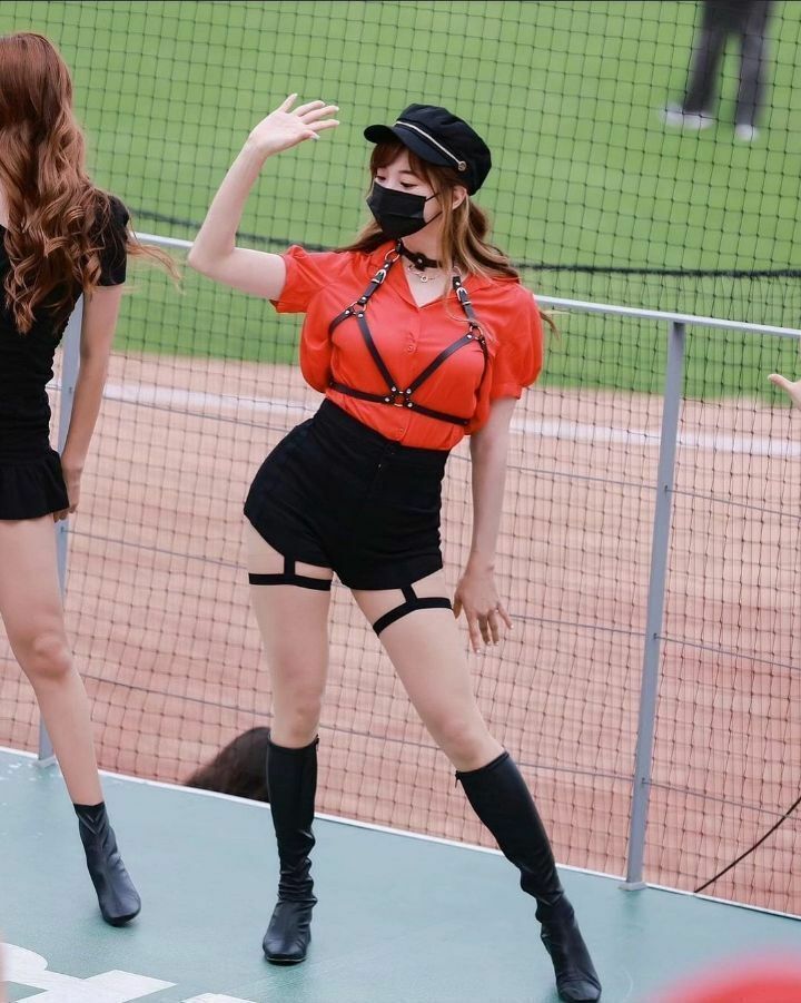  하네스 착용한 김한나 치어리더