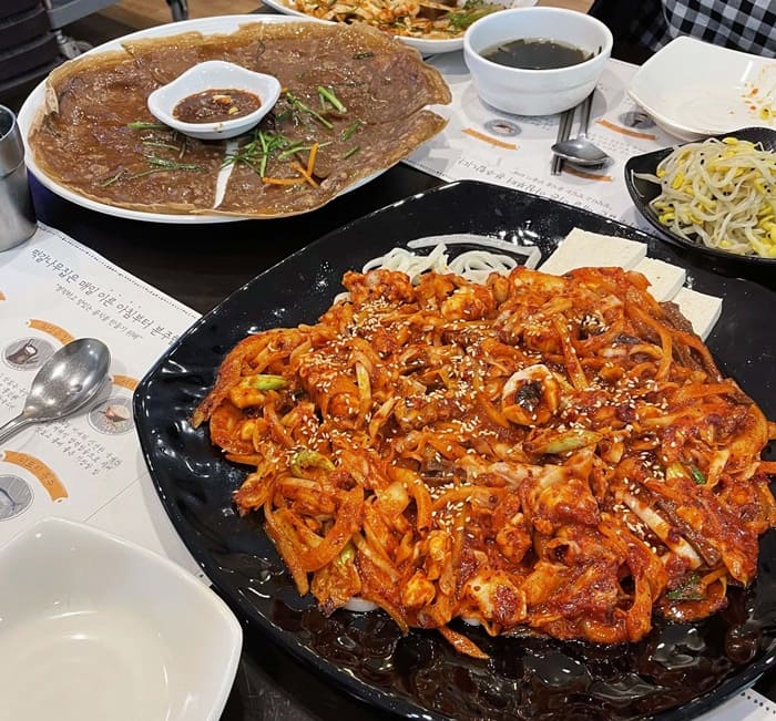 도토리빈대떡과-낙지볶음-사진