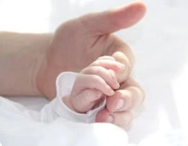 수면 건강: 숙면에 빠진 아기와 엄마(출처: https://www.pexels.com/ko-KR)