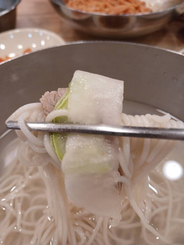 평양면옥 냉면 면발과 무쌈
