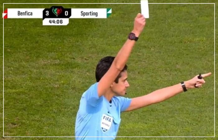 포르투갈-여자축구-컵대회에서-화이트카드를-꺼내보이는-주심