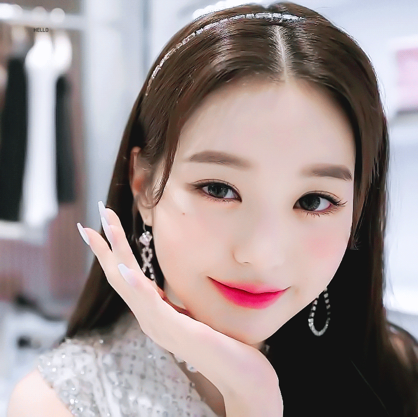  마리끌레르 인스타 장원영 (feat.미우미우) . GIF