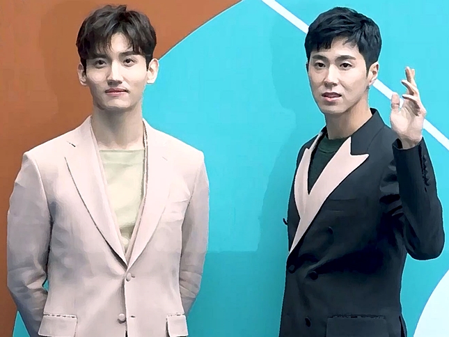  2세대 아이돌의 시작! 동방신기.