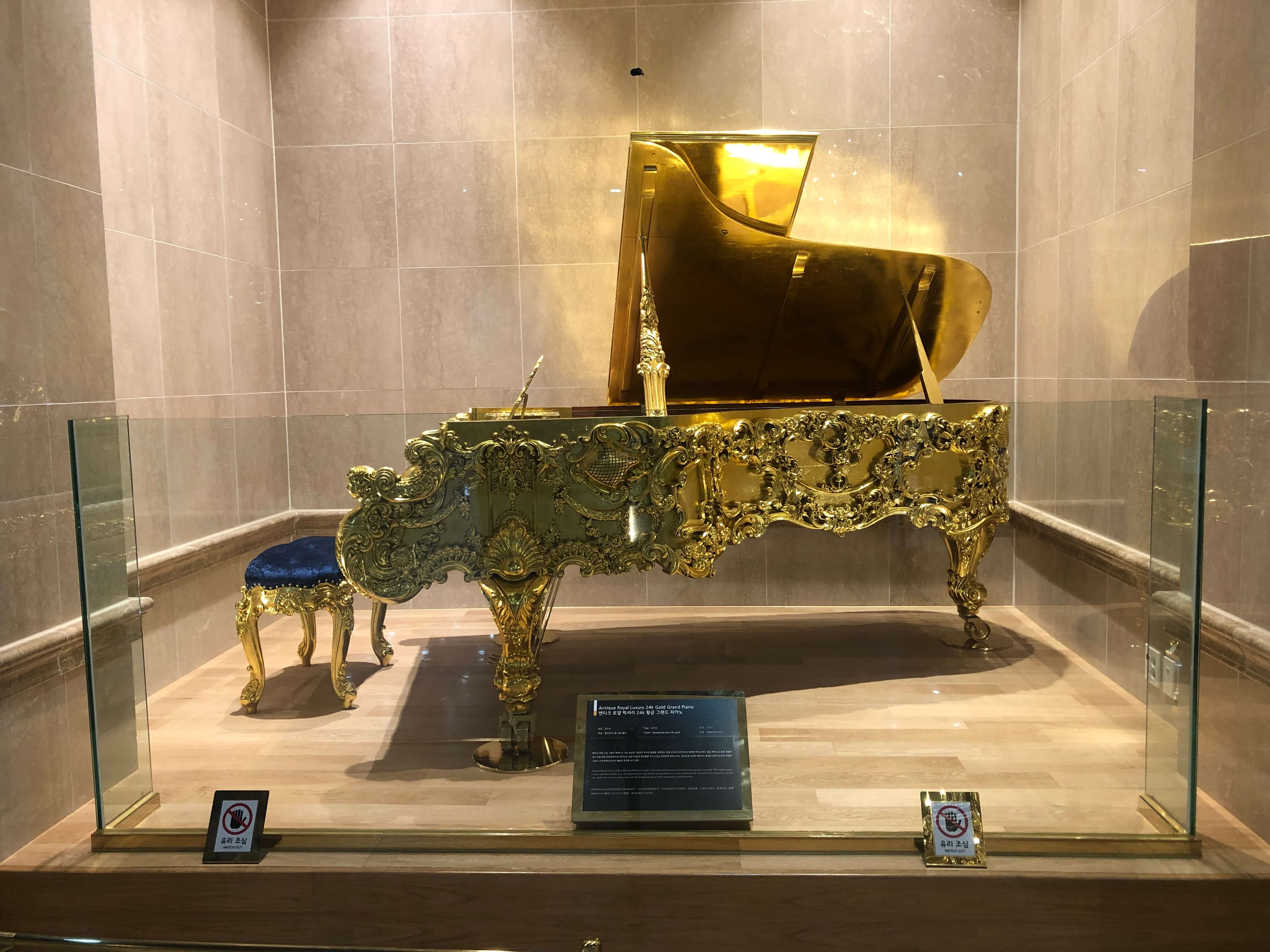 제주세계자동차&피아노박물관-금장피아노